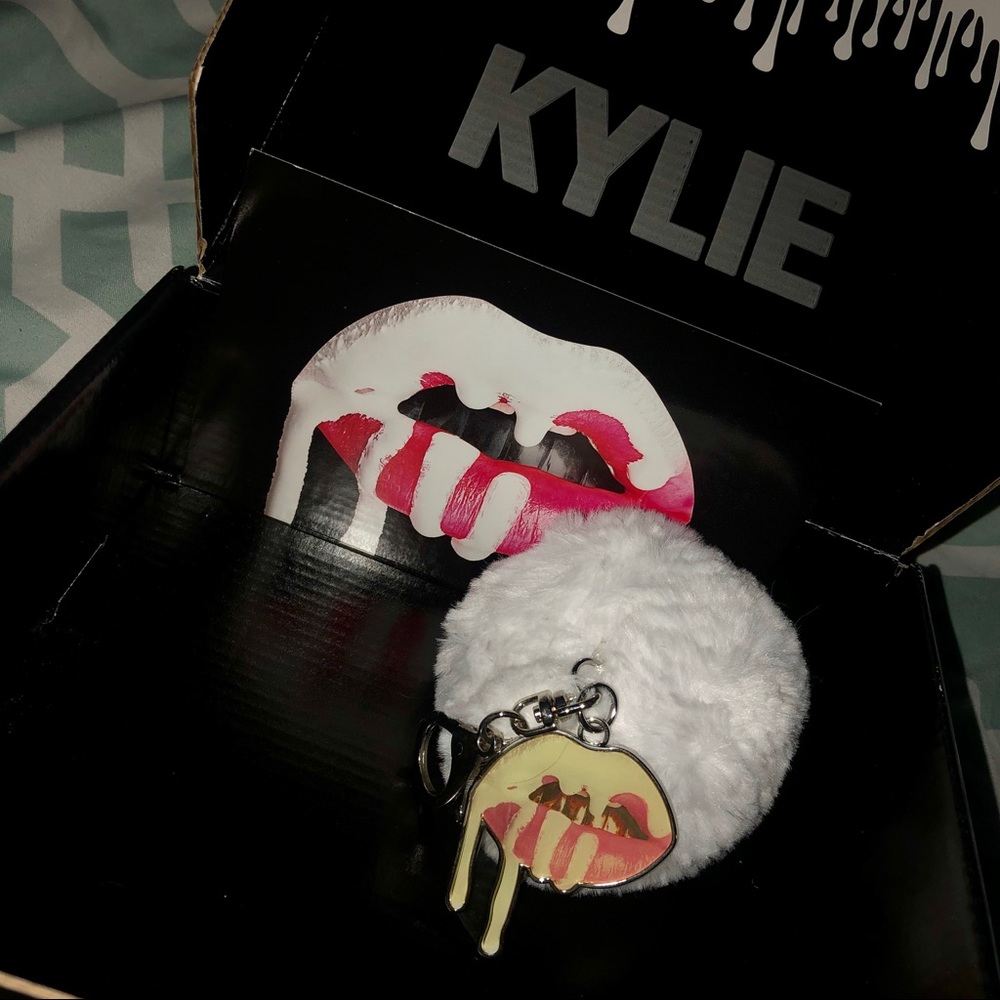 Kylie Keychain- White Pom Pom